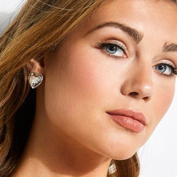 Stunning Guess Logo ❤️ Earrings - Picture 2 of 6